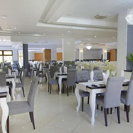 Otel Montana Wellness & 4*